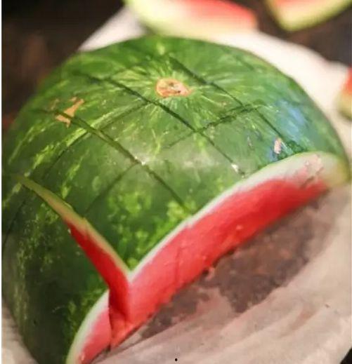 红军吃瓜切薄片,瓜片传情，军民情深